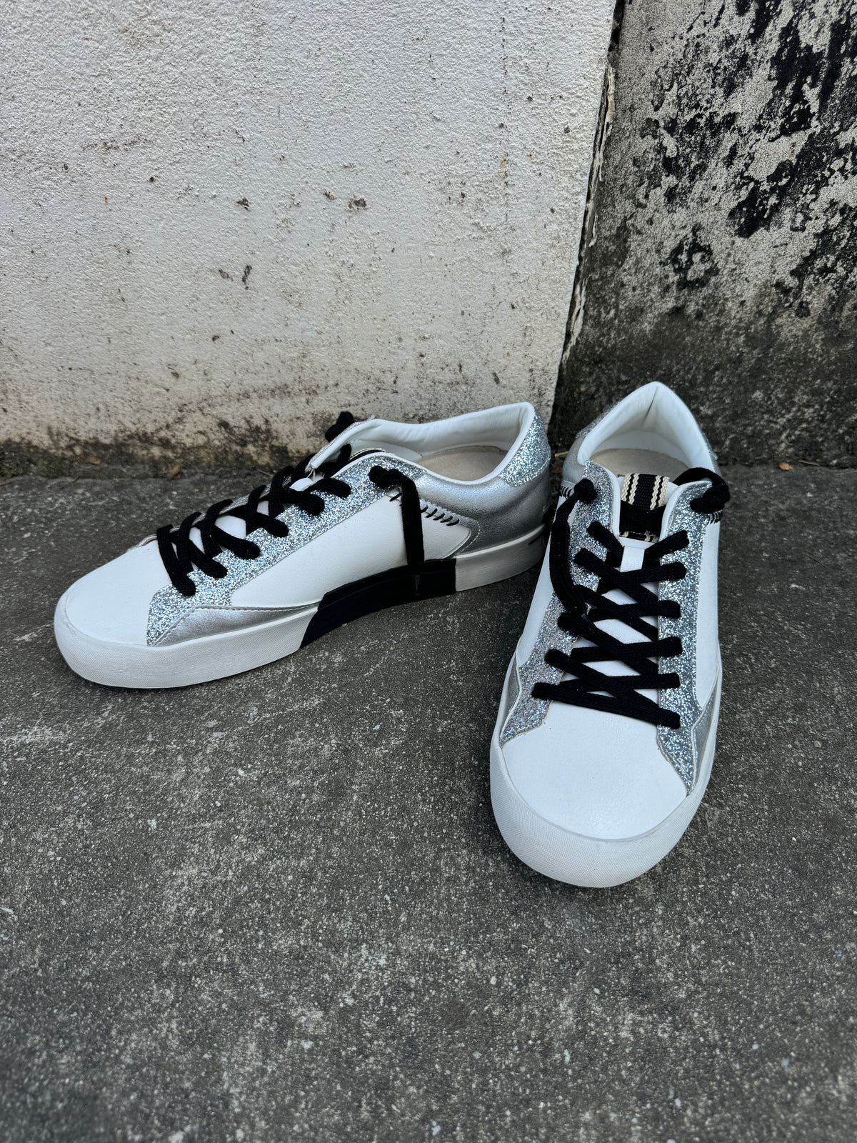 the ellie sneakers in silver